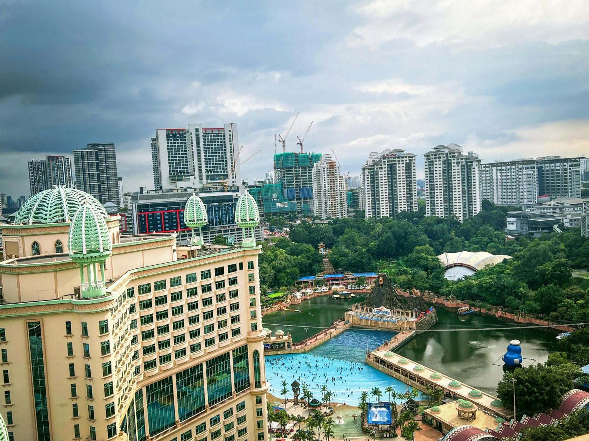 Resort Suites At Bandar Sunway Субанг Джая Екстериор снимка