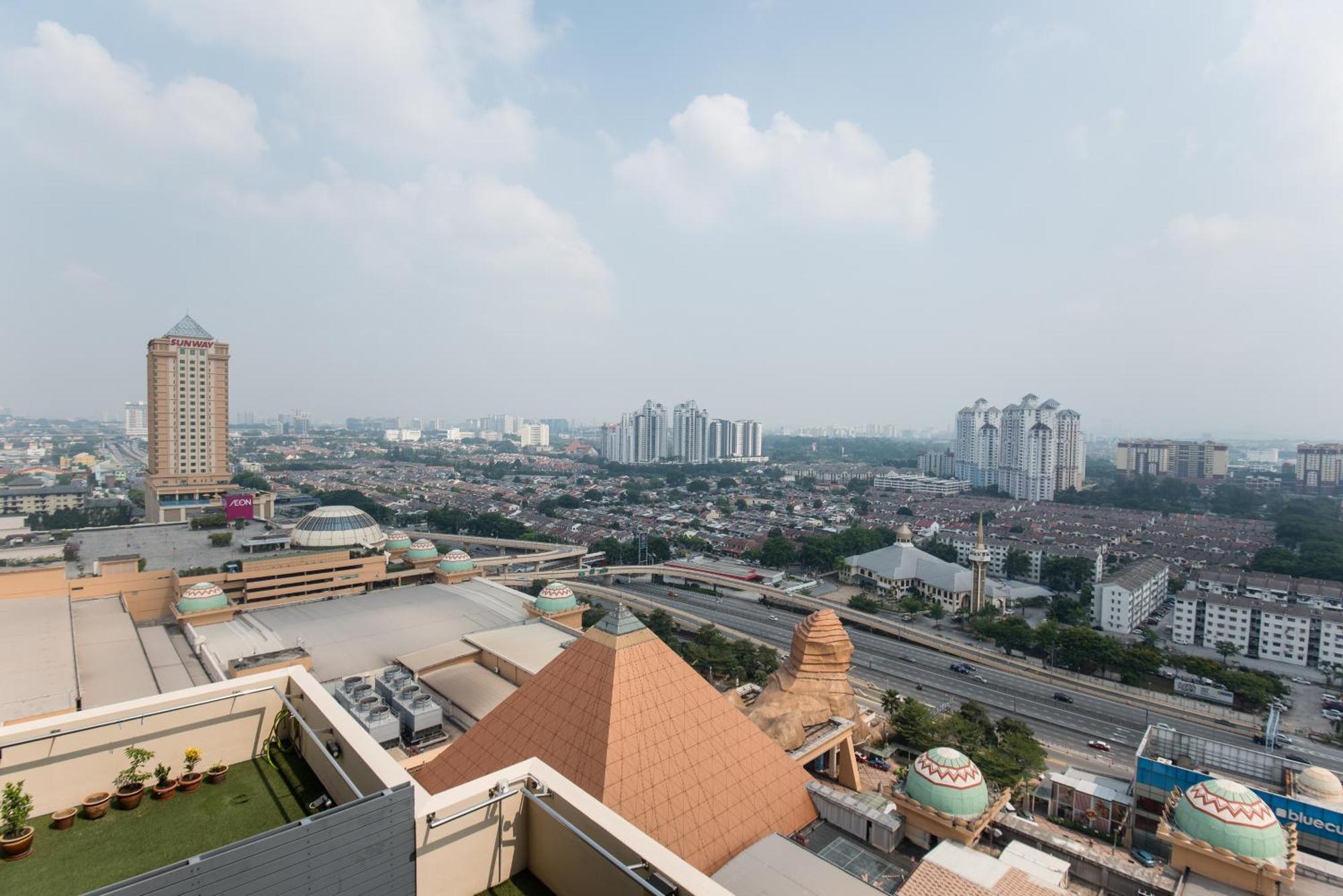 Resort Suites At Bandar Sunway Субанг Джая Екстериор снимка